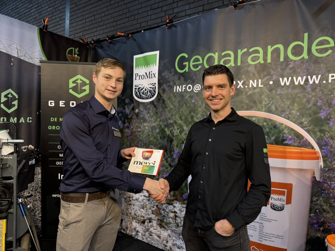 Stefan feliciteert Gerrit van den Herik van Promix met zijn aansluiting op de bibliotheek