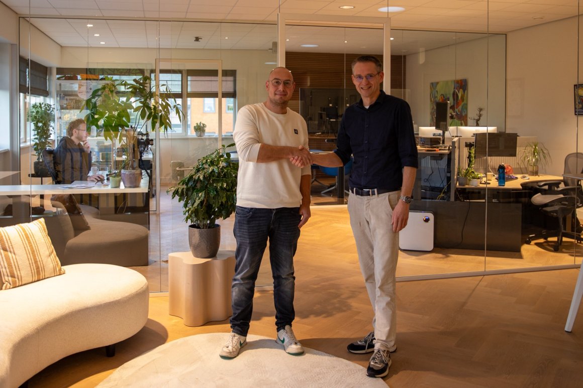 Op de foto bekrachtigen salesmanager Patrick Janssen en Leo Kodde, oprichter van Become-IT, de samenwerking.